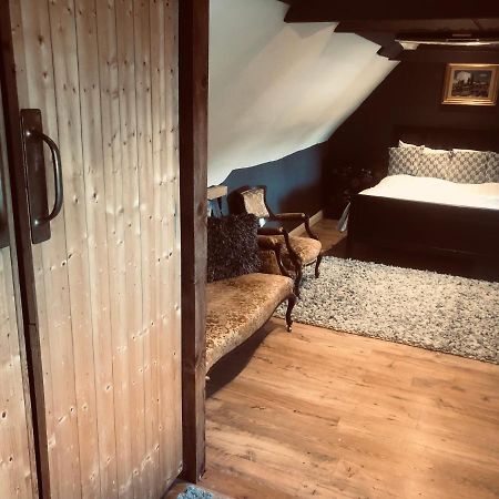 Goff's Oak Tudor House - Double Room - Shared Bathroom מראה חיצוני תמונה