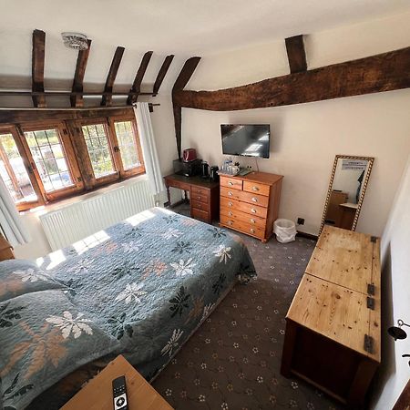Goff's Oak Tudor House - Double Room - Shared Bathroom מראה חיצוני תמונה