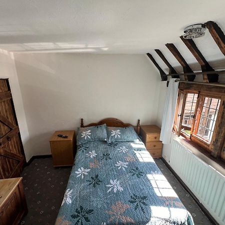 Goff's Oak Tudor House - Double Room - Shared Bathroom מראה חיצוני תמונה
