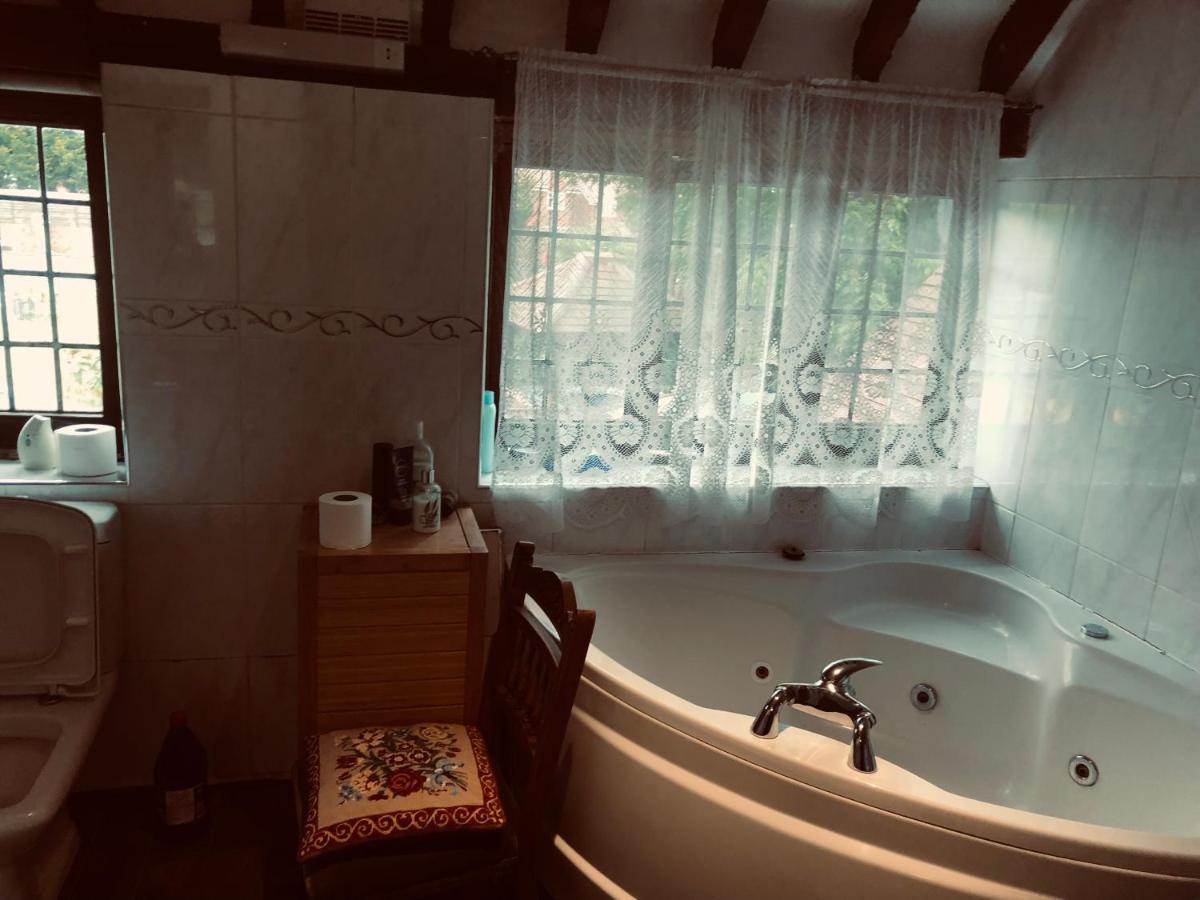 Goff's Oak Tudor House - Double Room - Shared Bathroom מראה חיצוני תמונה