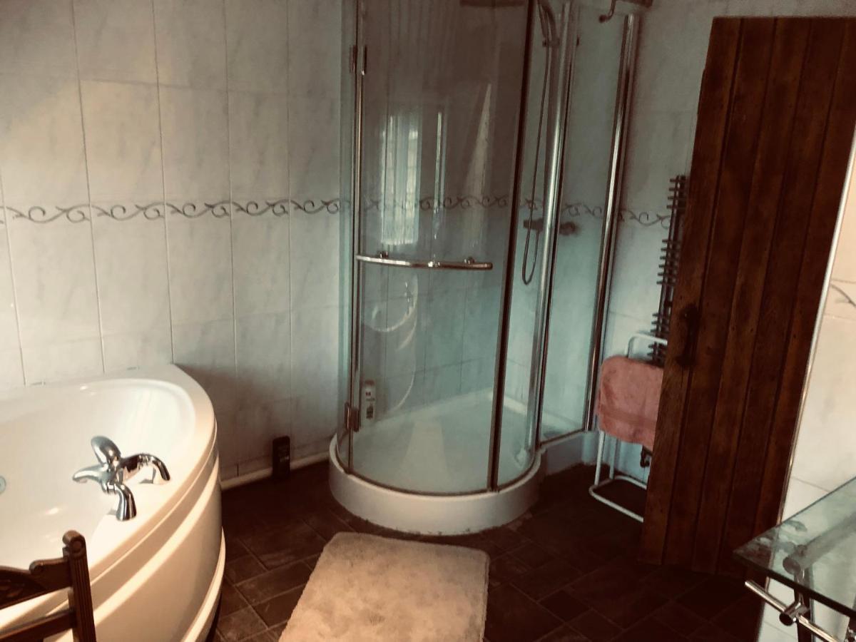 Goff's Oak Tudor House - Double Room - Shared Bathroom מראה חיצוני תמונה