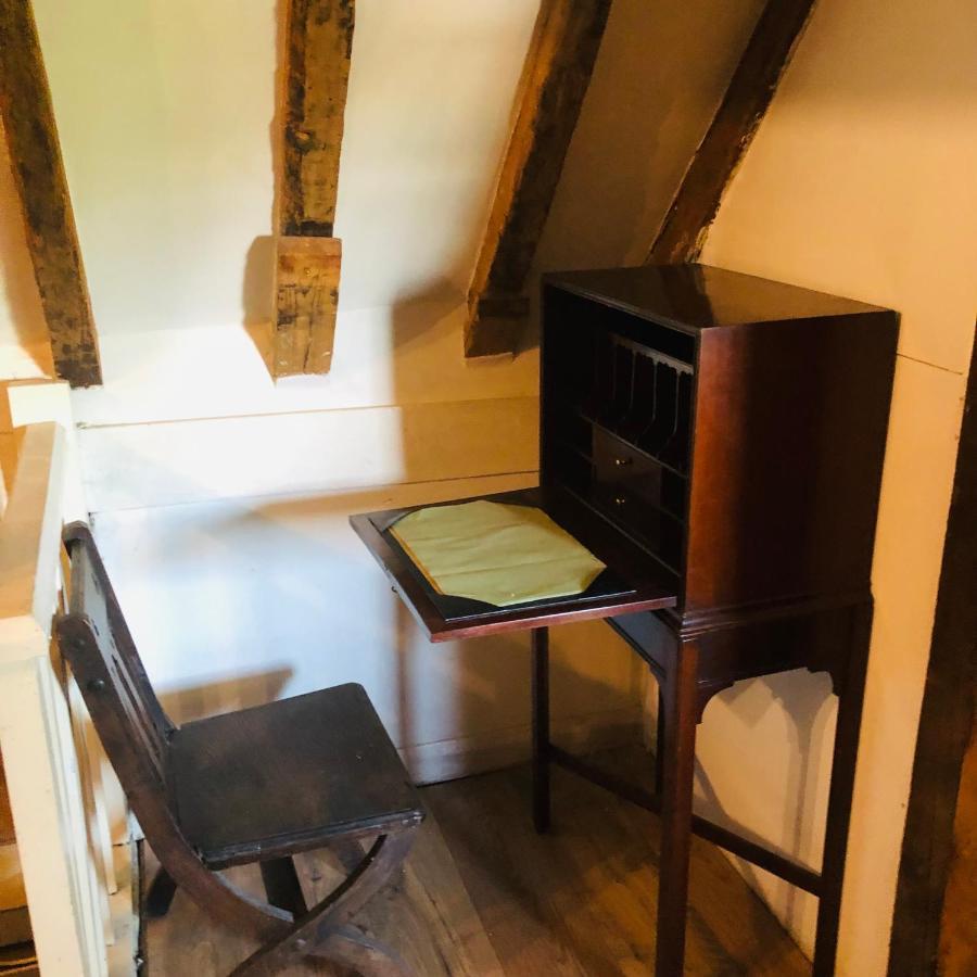 Goff's Oak Tudor House - Double Room - Shared Bathroom מראה חיצוני תמונה