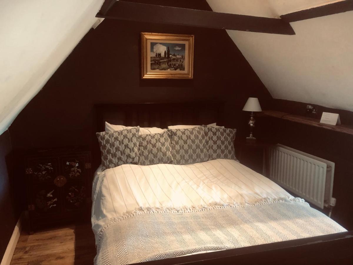 Goff's Oak Tudor House - Double Room - Shared Bathroom מראה חיצוני תמונה