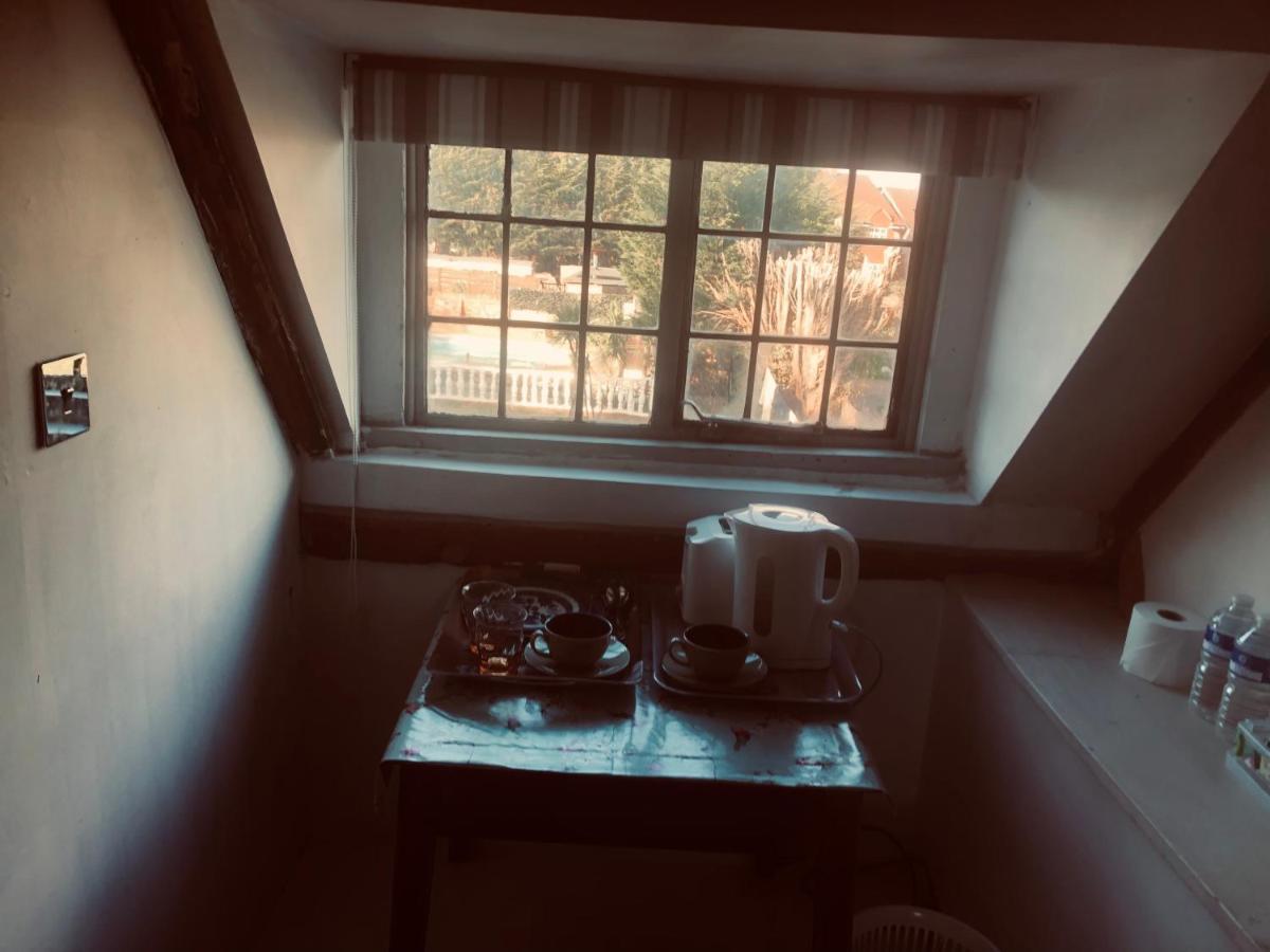 Goff's Oak Tudor House - Double Room - Shared Bathroom מראה חיצוני תמונה