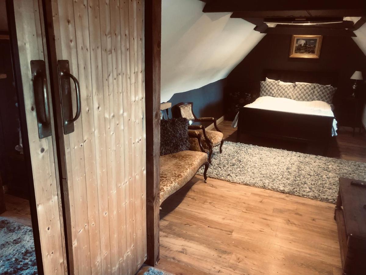 Goff's Oak Tudor House - Double Room - Shared Bathroom מראה חיצוני תמונה