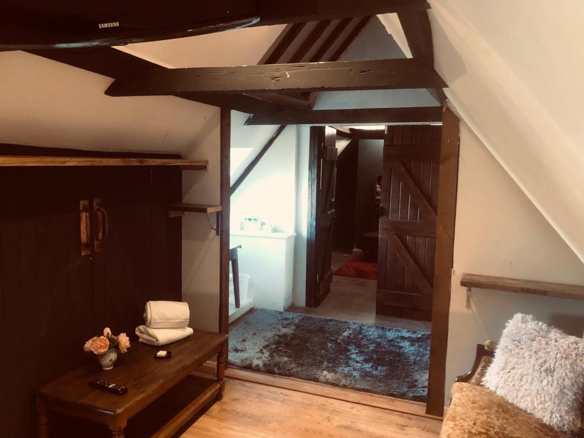 Goff's Oak Tudor House - Double Room - Shared Bathroom מראה חיצוני תמונה