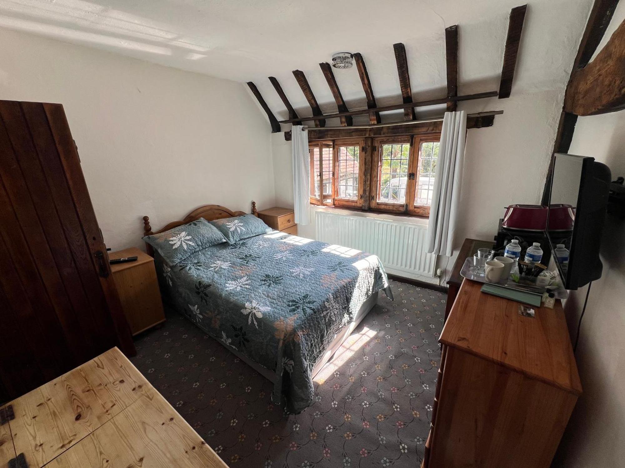 Goff's Oak Tudor House - Double Room - Shared Bathroom מראה חיצוני תמונה