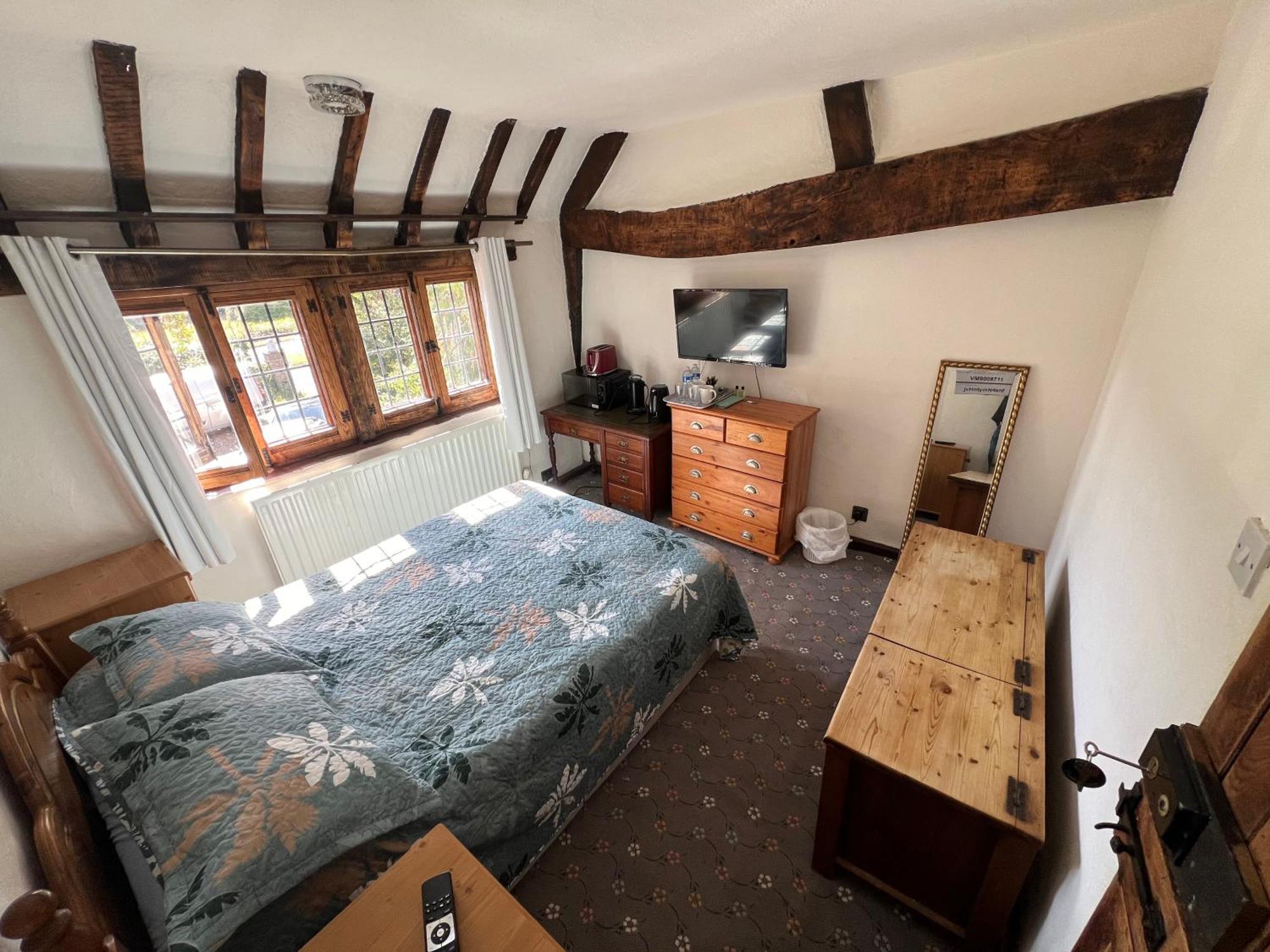 Goff's Oak Tudor House - Double Room - Shared Bathroom מראה חיצוני תמונה