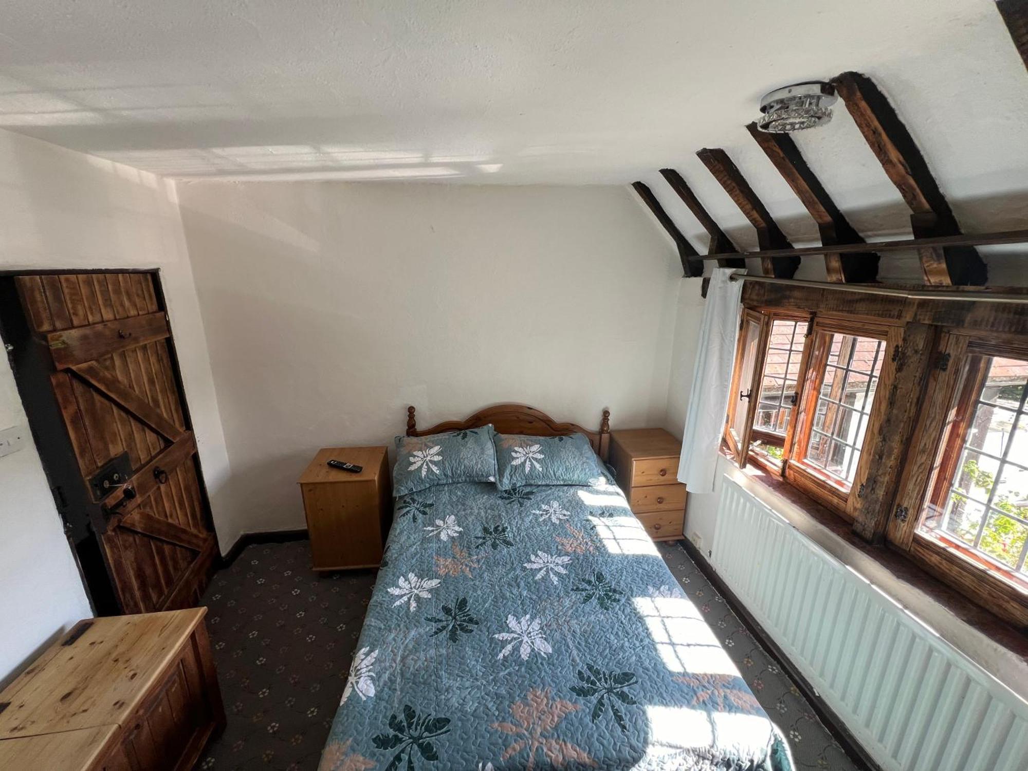 Goff's Oak Tudor House - Double Room - Shared Bathroom מראה חיצוני תמונה